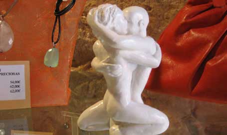 kissing sculpture, love sculpture, barcelona beso